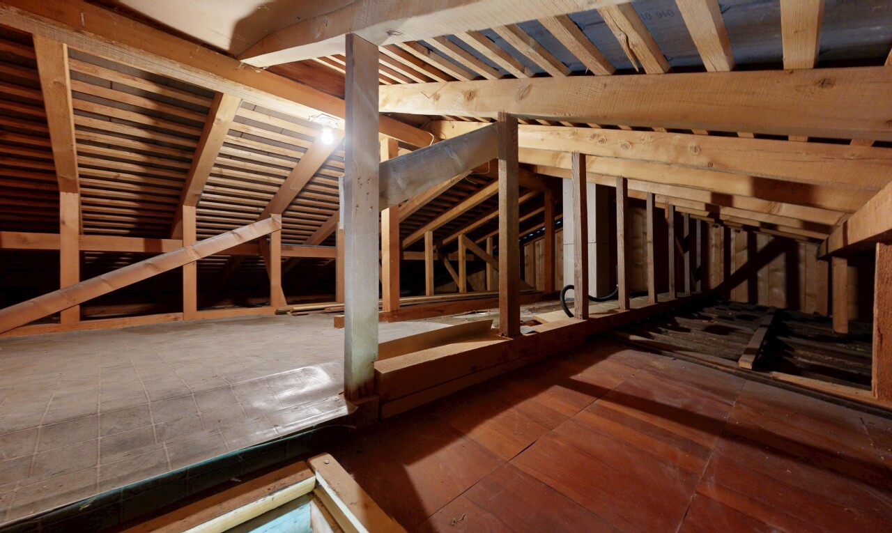pièce vide avec inside property, vaulted ceiling, et plafond voûté