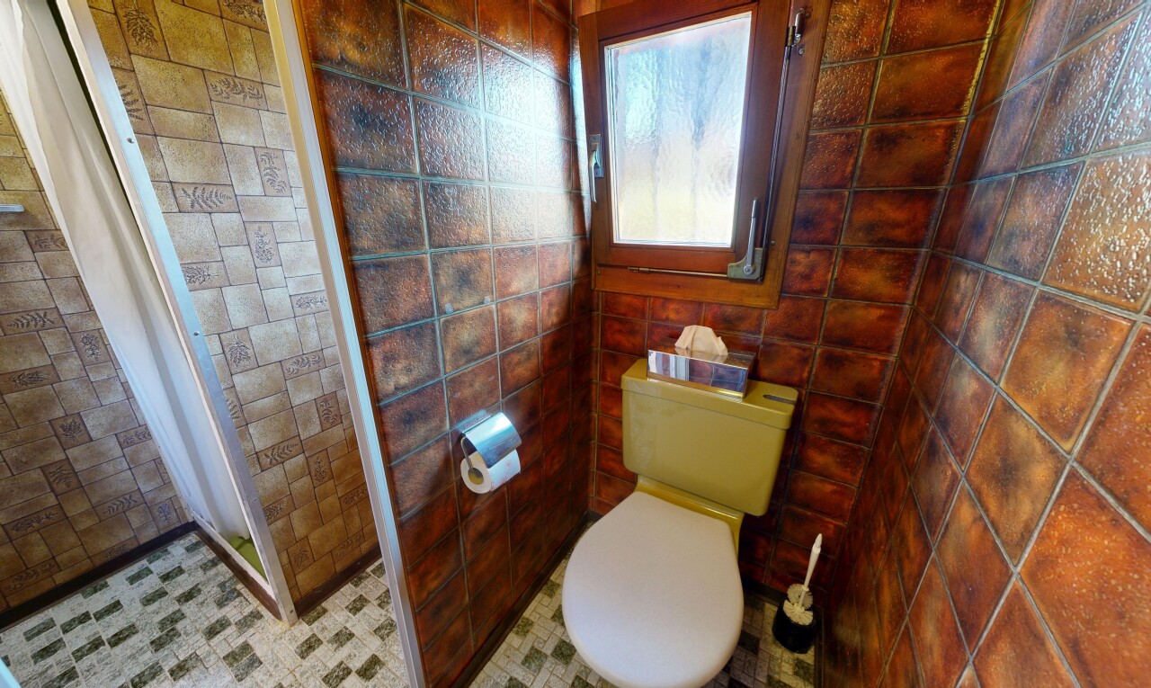 salle de bains avec toilette, salle de bain complète, et inside property