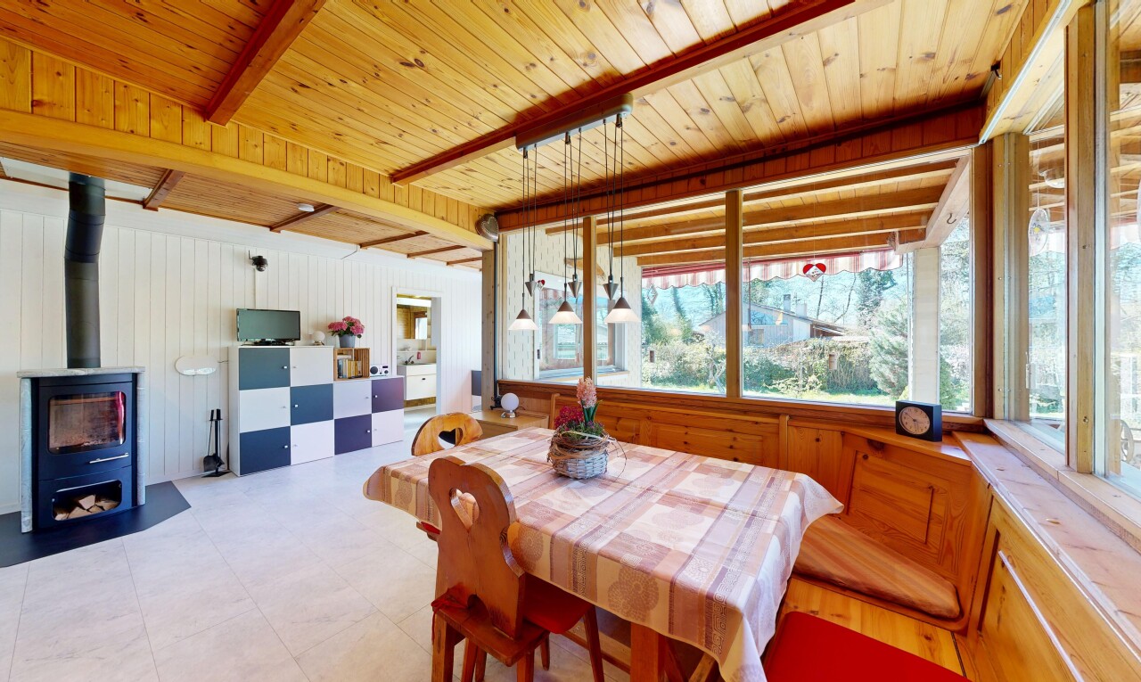 salle à manger avec poêle à bois, inside property, natural light, lumière naturelle, et télévision