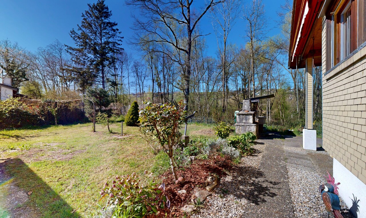 jardin avec pelouse, day time, cheminée, et from property
