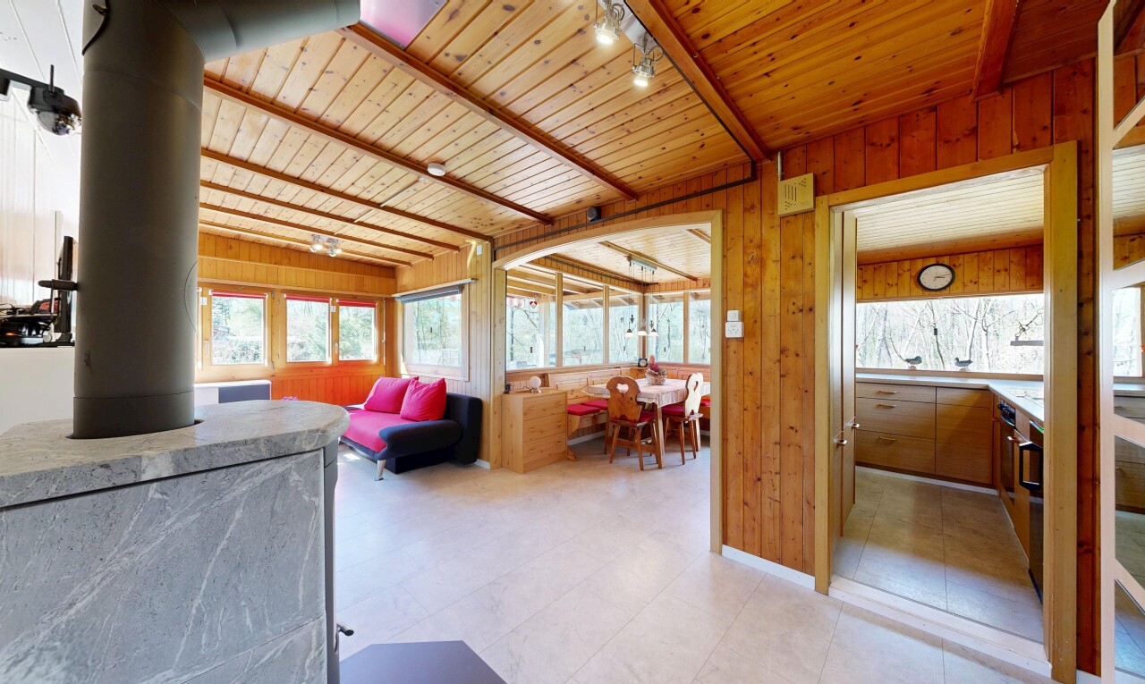 espace intérieur avec plafond à poutres, beamed ceiling, lumière naturelle, natural light, et inside property