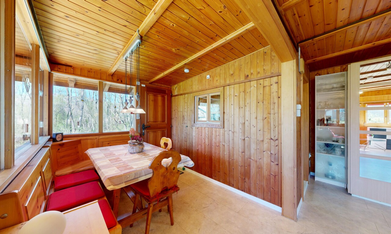salle à manger avec plafond voûté, vaulted ceiling, plafond à poutres, beamed ceiling, et lumière naturelle
