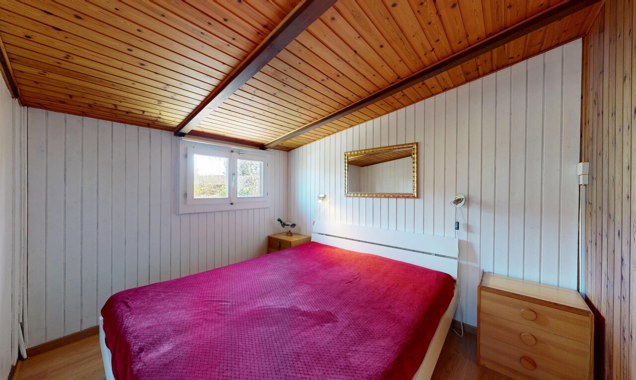 chambre avec wood wall, mur en bois, natural light, lumière naturelle, et sous-sol