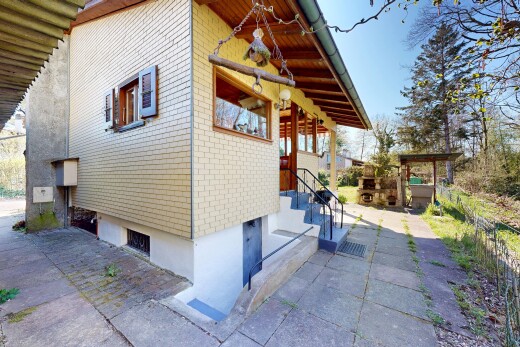 façade avec fondation en béton, bardage en brique, day time, property visible, et terrasse