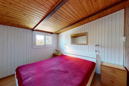 chambre avec wood wall, mur en bois, natural light, lumière naturelle, et sous-sol