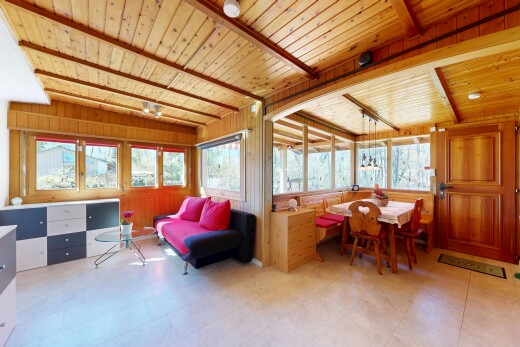salon / salle à manger avec inside property, natural light, lumière naturelle, wood ceiling, et plafond en bois