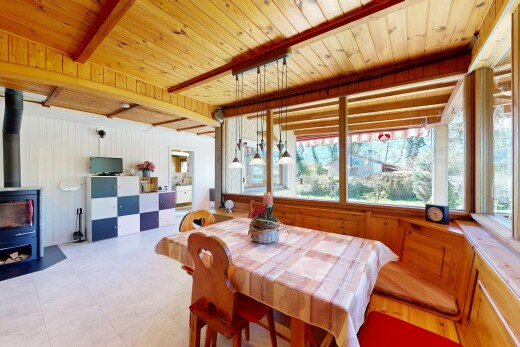 salle à manger avec poêle à bois, inside property, natural light, lumière naturelle, et télévision