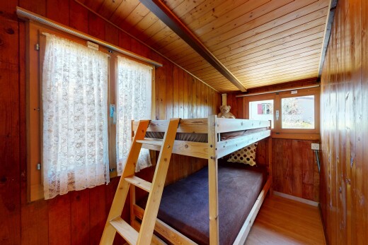 chambre avec plafond en bois, wood ceiling, sol en finition bois, wood finish floor, et plafond voûté