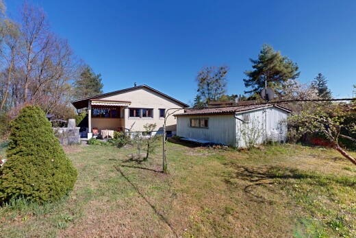 façade avec pelouse, terrasse, day time, property visible, et structure extérieure