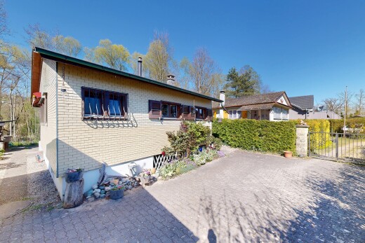 façade avec bardage en brique, day time, fondation en béton, property visible, et clôture