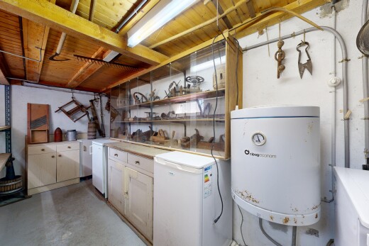 cuisine avec sol en béton, concrete floor, réfrigérateur, étagères ouvertes, et open shelves
