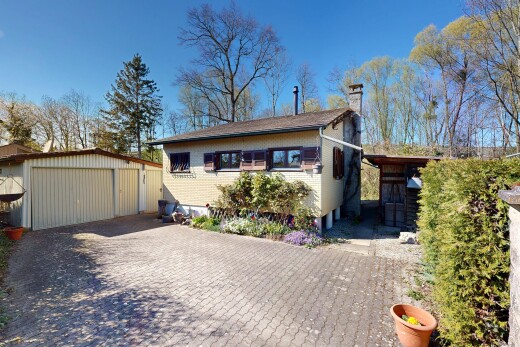 façade avec cheminée, day time, structure extérieure, bardage en brique, et property visible