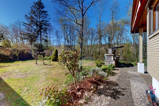 jardin avec pelouse, day time, cheminée, et from property