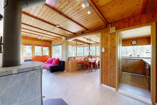 espace intérieur avec plafond à poutres, beamed ceiling, lumière naturelle, natural light, et inside property