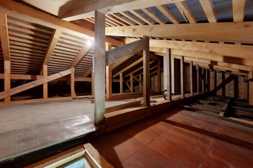 pièce vide avec inside property, vaulted ceiling, et plafond voûté