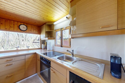 cuisine avec light countertops, plans de travail, wood ceiling, plafond en bois, et four