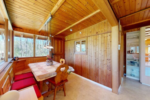 salle à manger avec plafond voûté, vaulted ceiling, plafond à poutres, beamed ceiling, et lumière naturelle