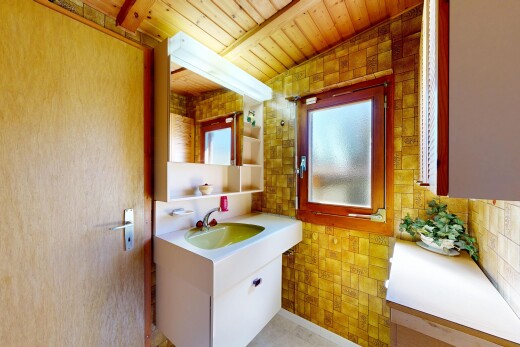 salle de bains avec lavabo (ou coiffeuse selon le contexte), miroir, plafond en bois, wood ceiling, et inside property