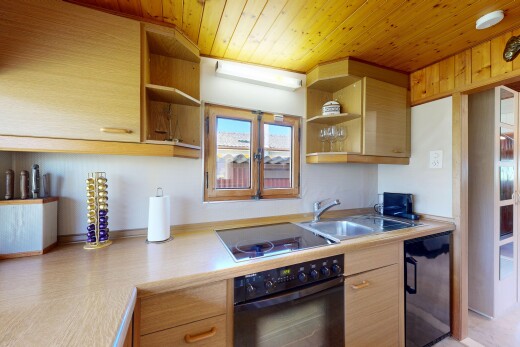 cuisine avec inside property, four, plans de travail, light countertops, et étagères ouvertes