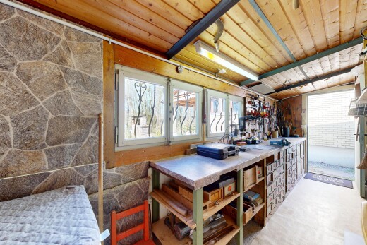 salle à manger avec inside property, atelier, mur en pierre, stone wall, et plafond en bois