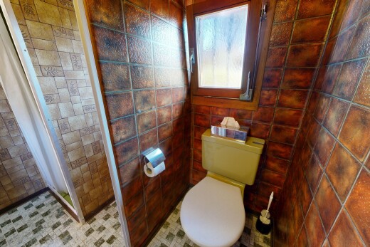 salle de bains avec toilette, salle de bain complète, et inside property