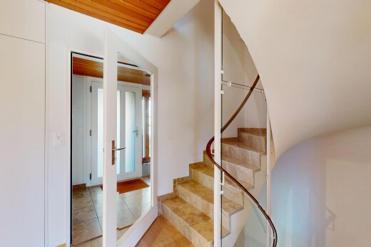 treppe mit gipskartonwand, holzdecke, treppen, und fliesenboden