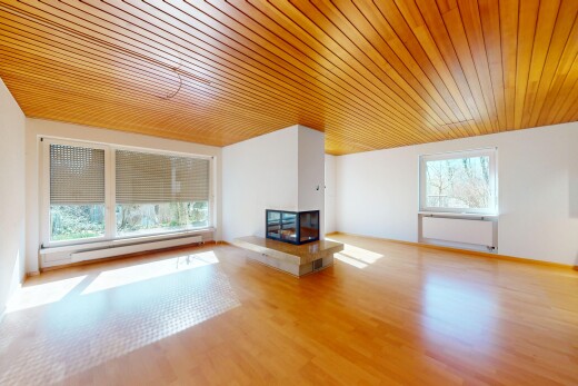 leerer raum mit holzdecke, holzfußboden, fußleistenheizung, natürliches licht, und gipskartonwand