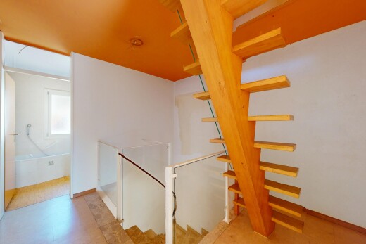 treppe mit natürliches licht, sockelleisten, gipskartonwand, und treppen