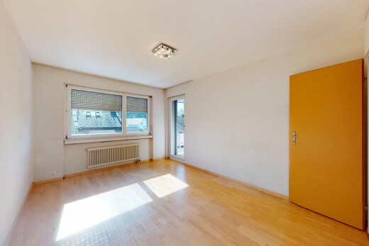 leerer raum mit natürliches licht, kühler, gipskartonwand, und holzfußboden