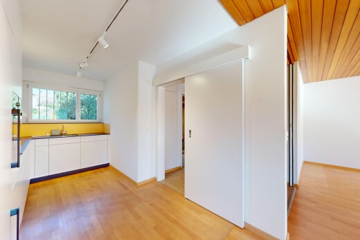 leerer raum mit natürliches licht, gipskartonwand, holzfußboden, und waschbecken