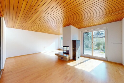 leerer raum mit holzdecke, holzfußboden, sockelleisten, natürliches licht, und gipskartonwand