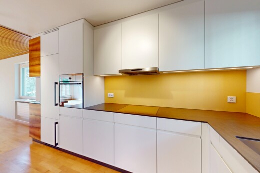 küche mit natürliches licht, dunstabzugshaube, ofen, und weiße schränke