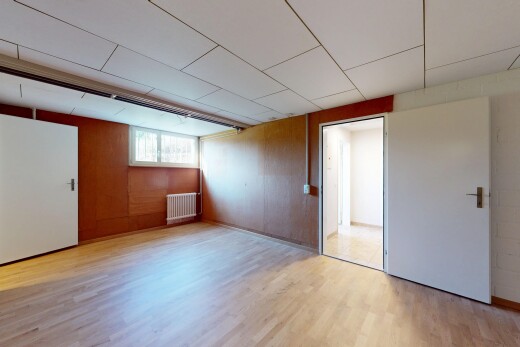 leerer raum mit holzfußboden, natürliches licht, keller, und kühler