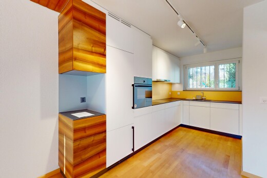 küche mit holzfußboden, natürliches licht, ofen, deckenbeleuchtung, und weiße schränke