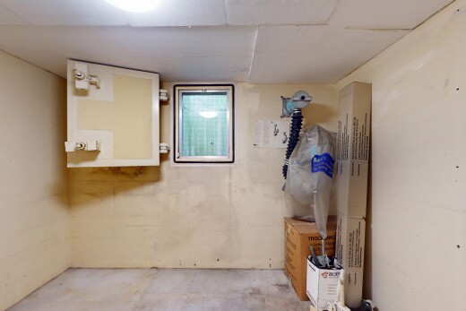 leerer raum mit betonboden, keller, und niedrige decke