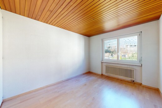 leerer raum mit holzfußboden, natürliches licht, holzdecke, kühler, und gipskartonwand