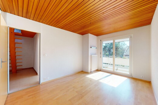 leerer raum mit holzdecke, natürliches licht, gipskartonwand, und holzfußboden