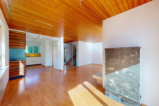 leerer raum mit treppen, holzfußboden, holzdecke, deckenbeleuchtung, und gipskartonwand