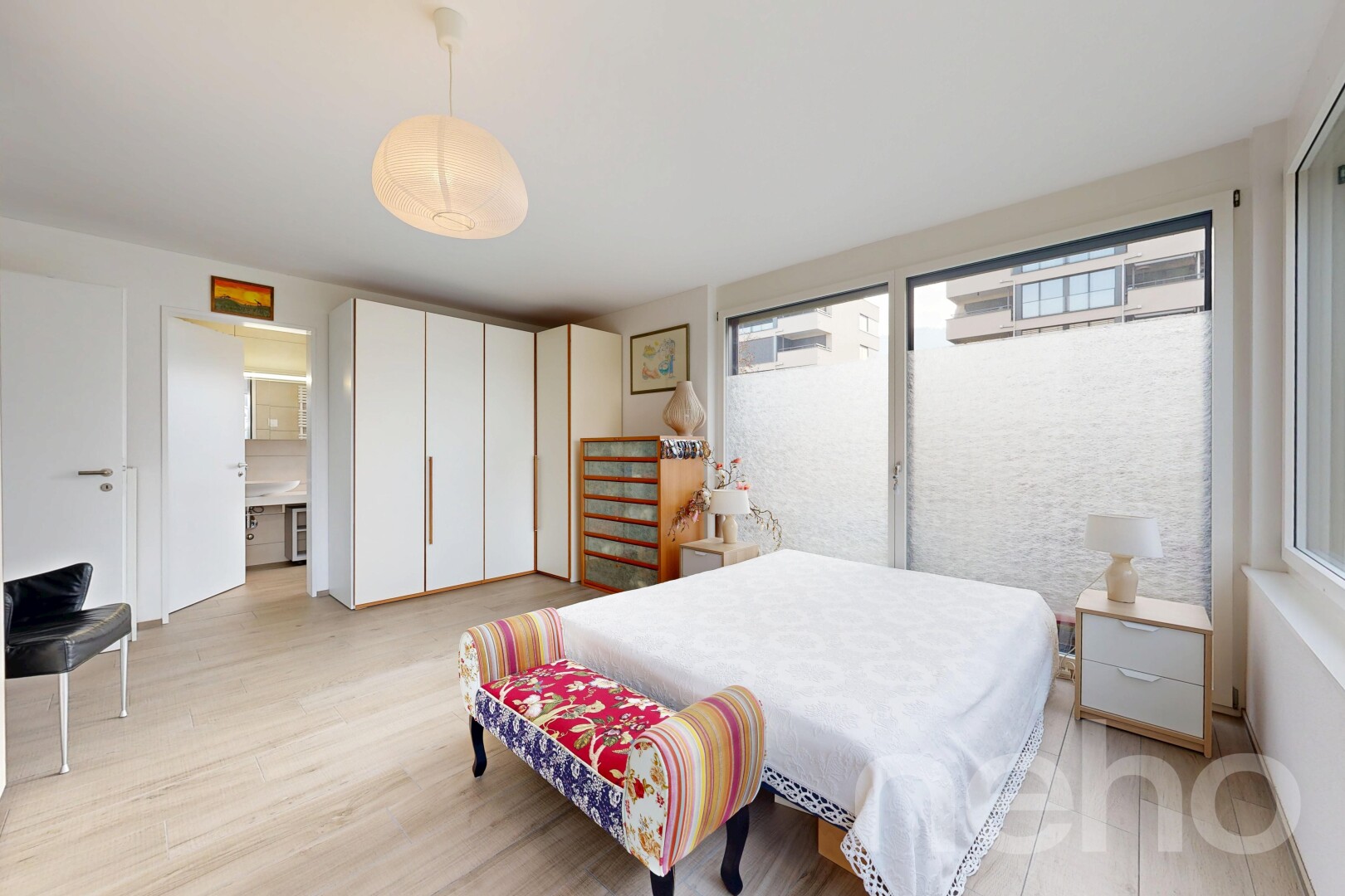 chambre avec light floor, sol en finition bois, wood finish floor, inside property, et lumière naturelle