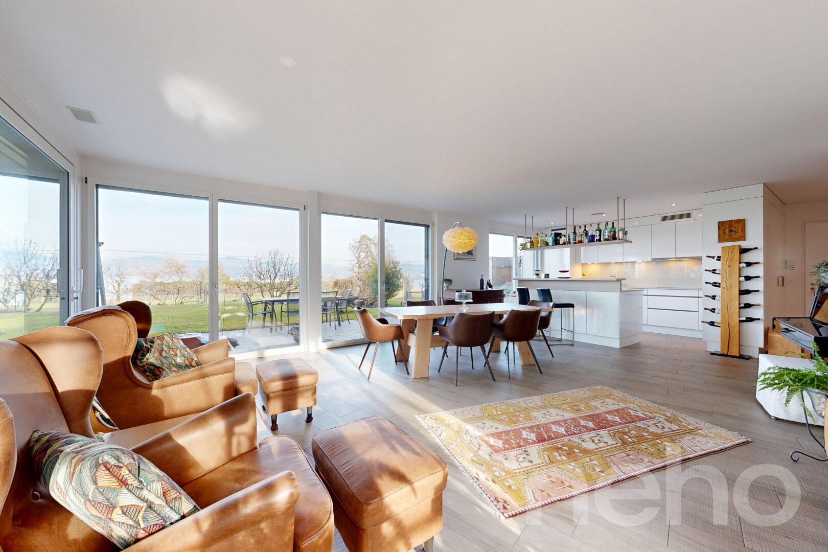 salon / salle à manger avec inside property, wood finish floor, sol en finition bois, full kitchen, et natural light