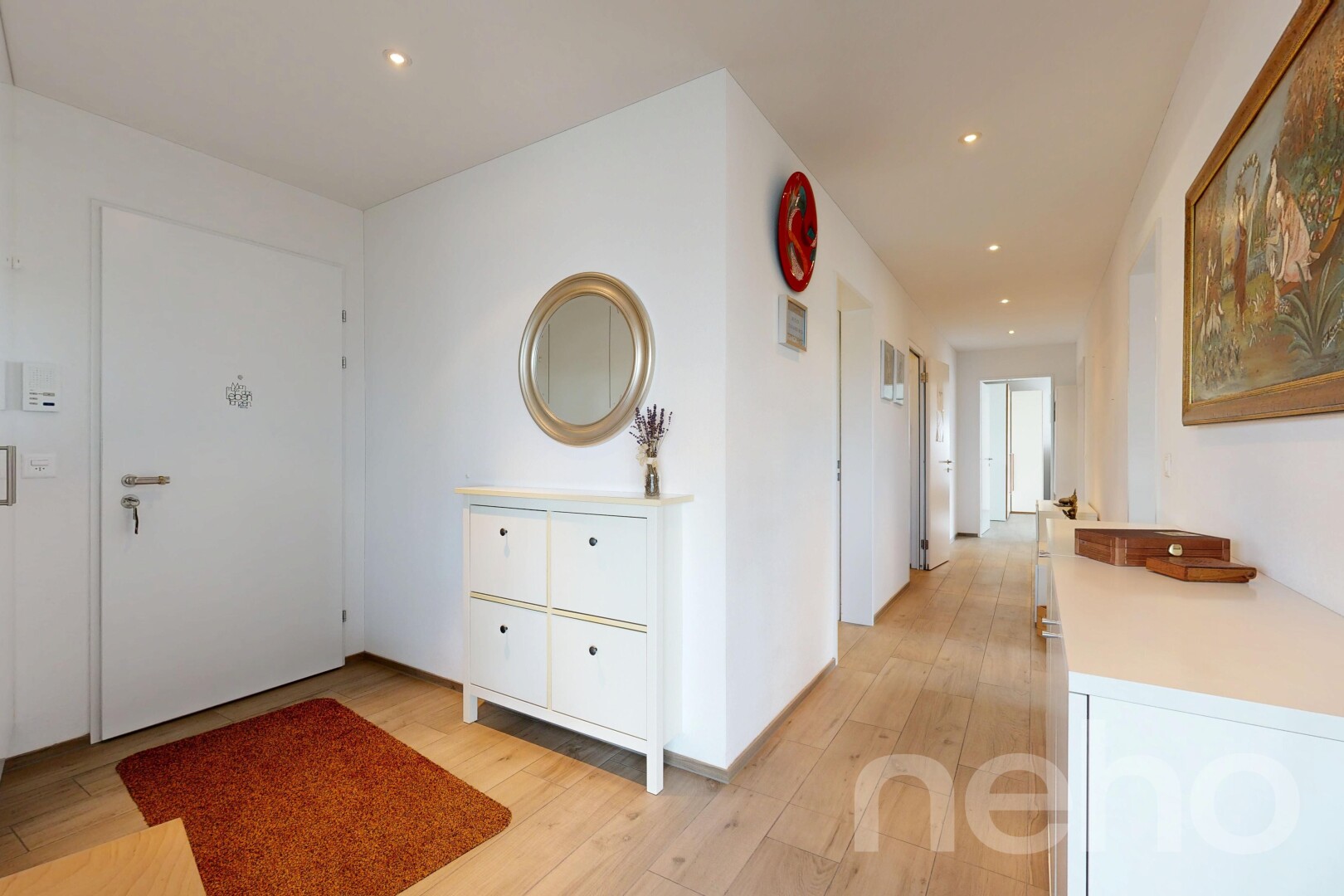 couloir avec light floor, wood finish floor, sol en finition bois, drywall, et cloison sèche