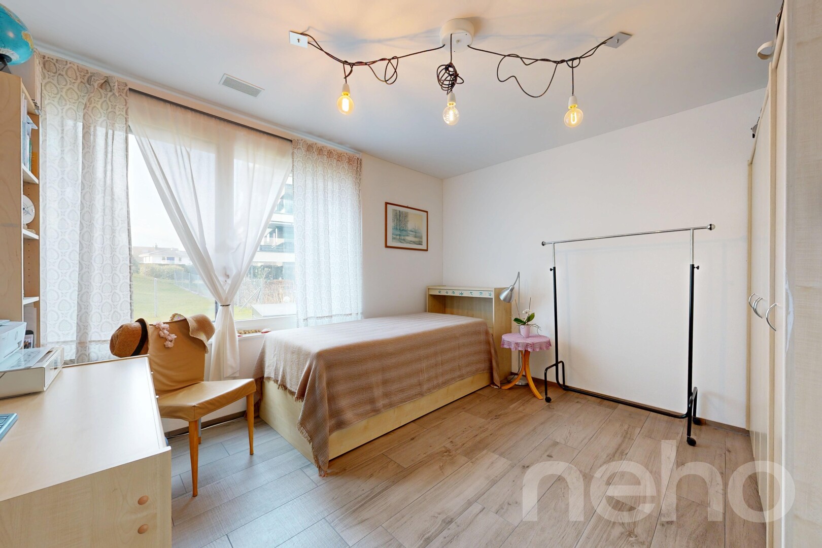 chambre avec wood finish floor, sol en finition bois, natural light, lumière naturelle, et inside property