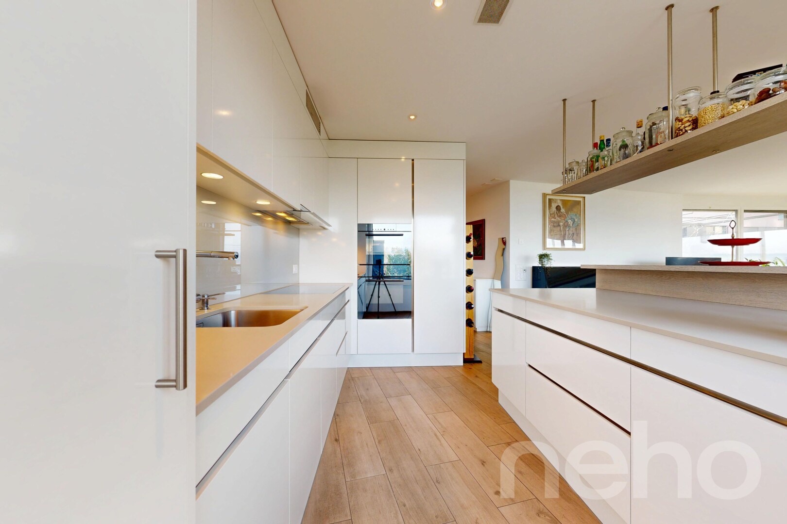 cuisine avec plans de travail, light countertops, réfrigérateur, armoires blanches, et white cabinets