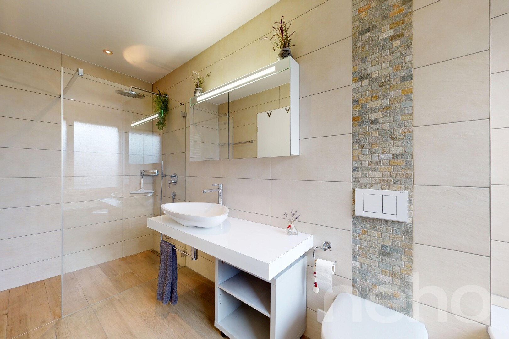 salle de bains avec miroir, salle de bain complète, mur en carrelage, tile wall, et lavabo (ou coiffeuse selon le contexte)