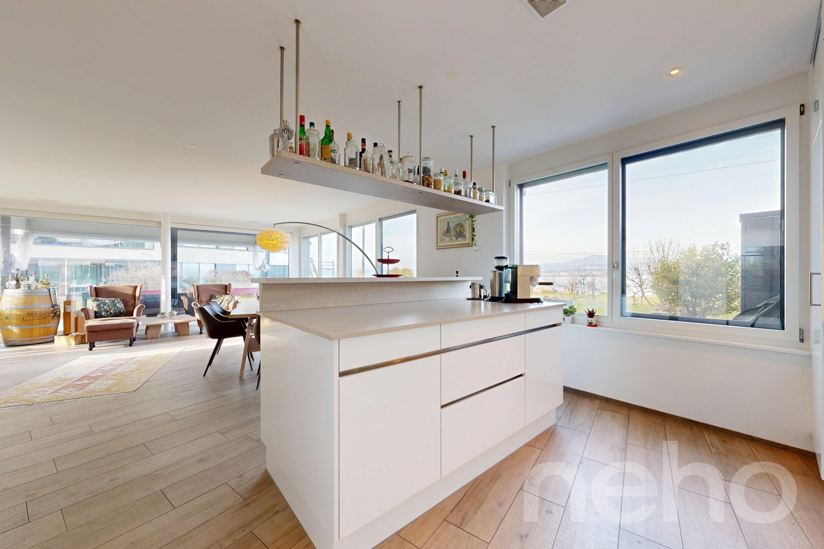 cuisine avec two heights countertops, plans de travail, light countertops, armoires blanches, et white cabinets