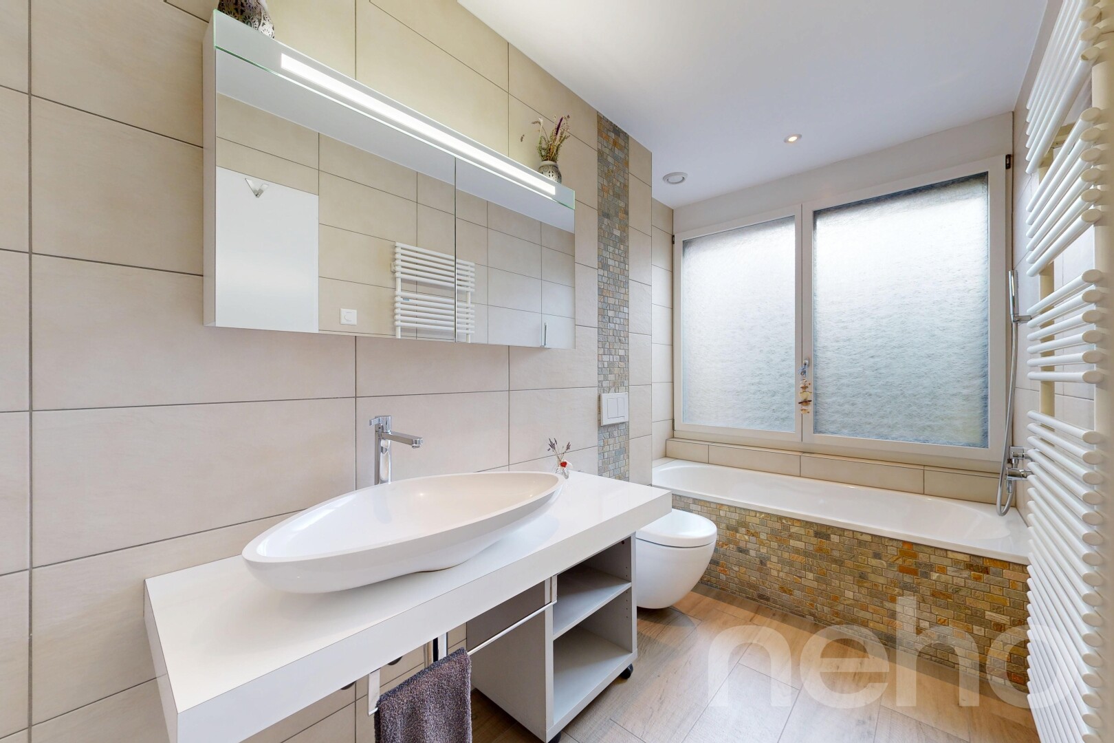 salle de bains avec chauffe-serviettes, radiateur, bain, salle de bain complète, et miroir