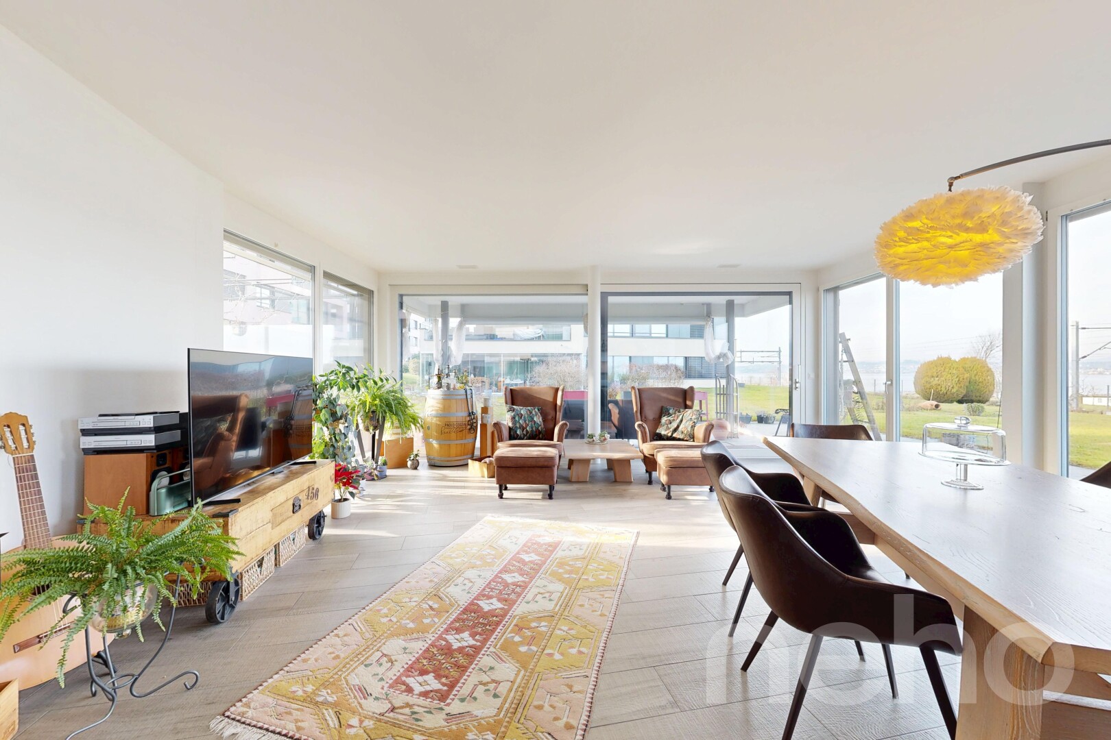 salon / salle à manger avec télévision, natural light, lumière naturelle, inside property, et floor ceiling windows