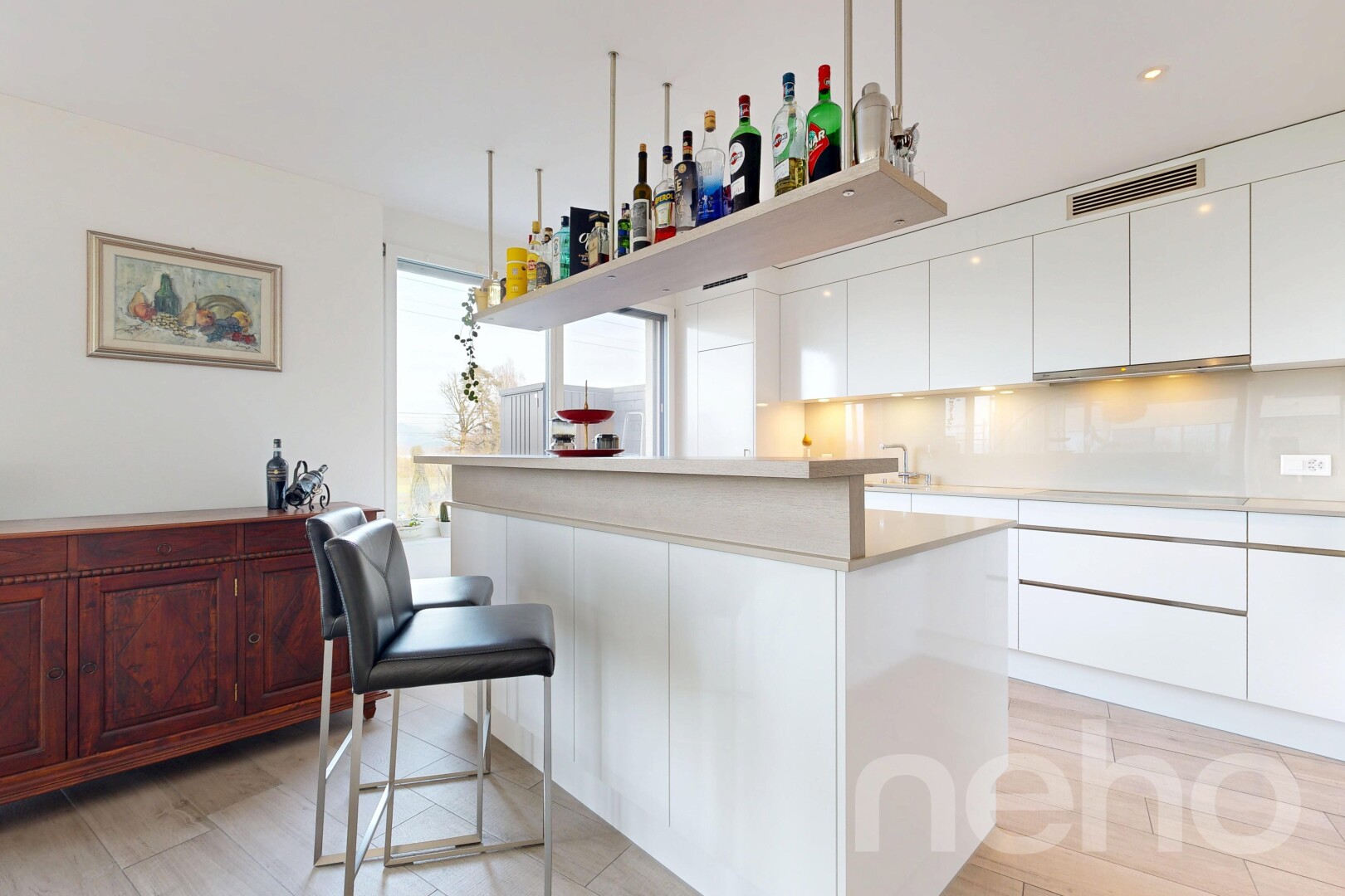 cuisine avec two heights countertops, armoires blanches, white cabinets, plans de travail, et light countertops