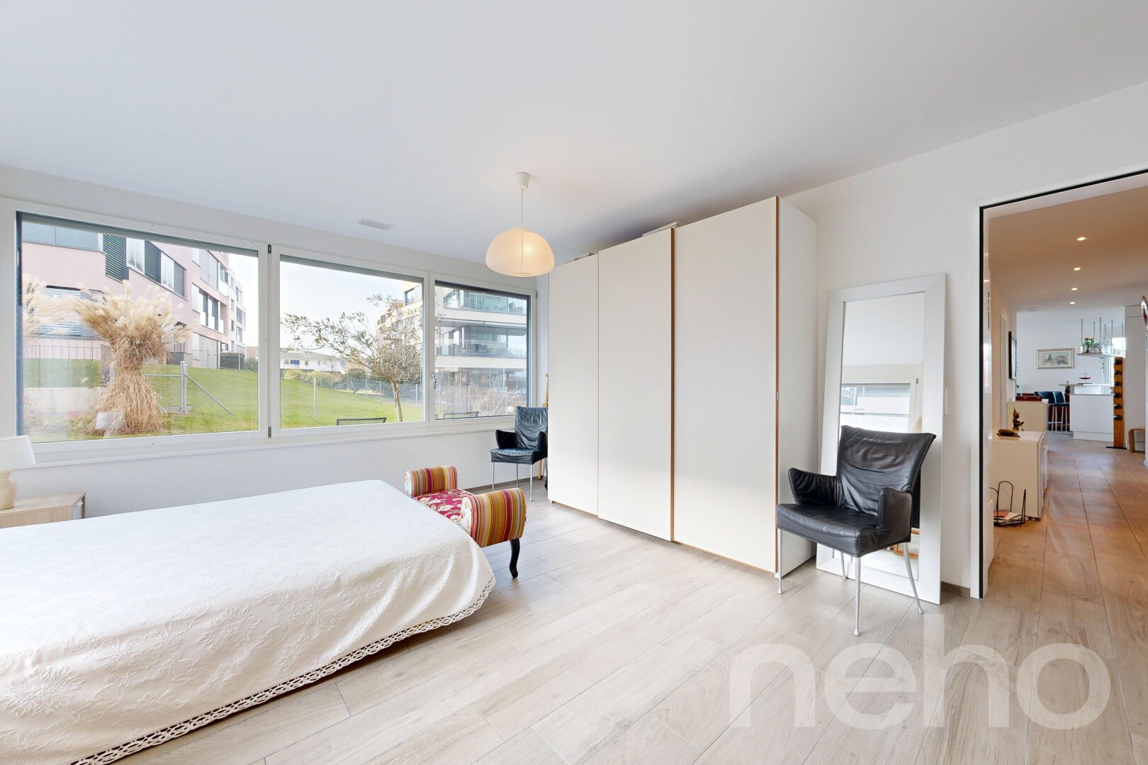 chambre avec inside property, sol en finition bois, wood finish floor, lumière naturelle, et natural light