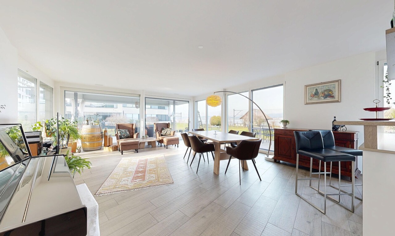 salon / salle à manger avec floor ceiling windows, fenêtres du sol au plafond, inside property, natural light, et lumière naturelle